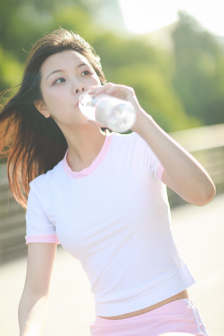 女生下面流白色粘稠物是怎么回事